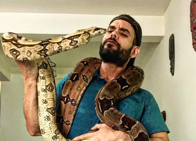 Amigos passeiam com jiboia de quase 3 metros em shopping