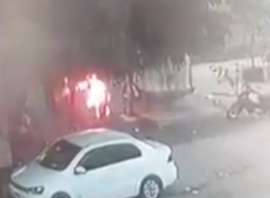 Vídeo mostra mulher correndo com corpo em chamas na Bahia 