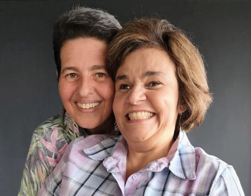 Adriane Bonato aceita pedido de casamento de Claudia Rodrigues