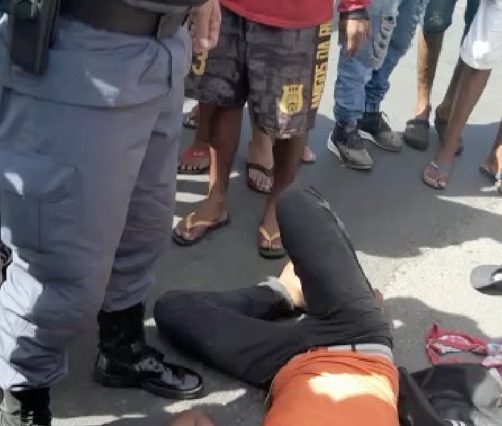 Assaltante é espancado por população na Bola do Produtor, em Manaus 