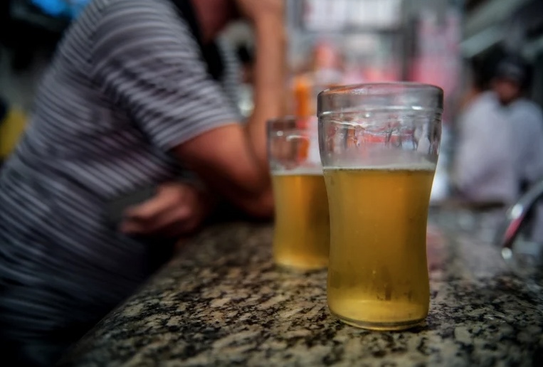 Mesmo com inflação, brasileiros não largam cerveja e consumo cresce no país