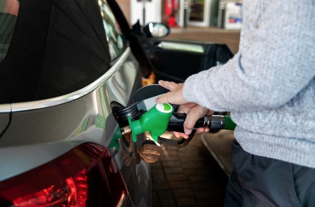 Bolsonaro diz que gasolina deve ficar R$ 2 mais barata e diesel, R$ 1, caso Congresso aprove medidas