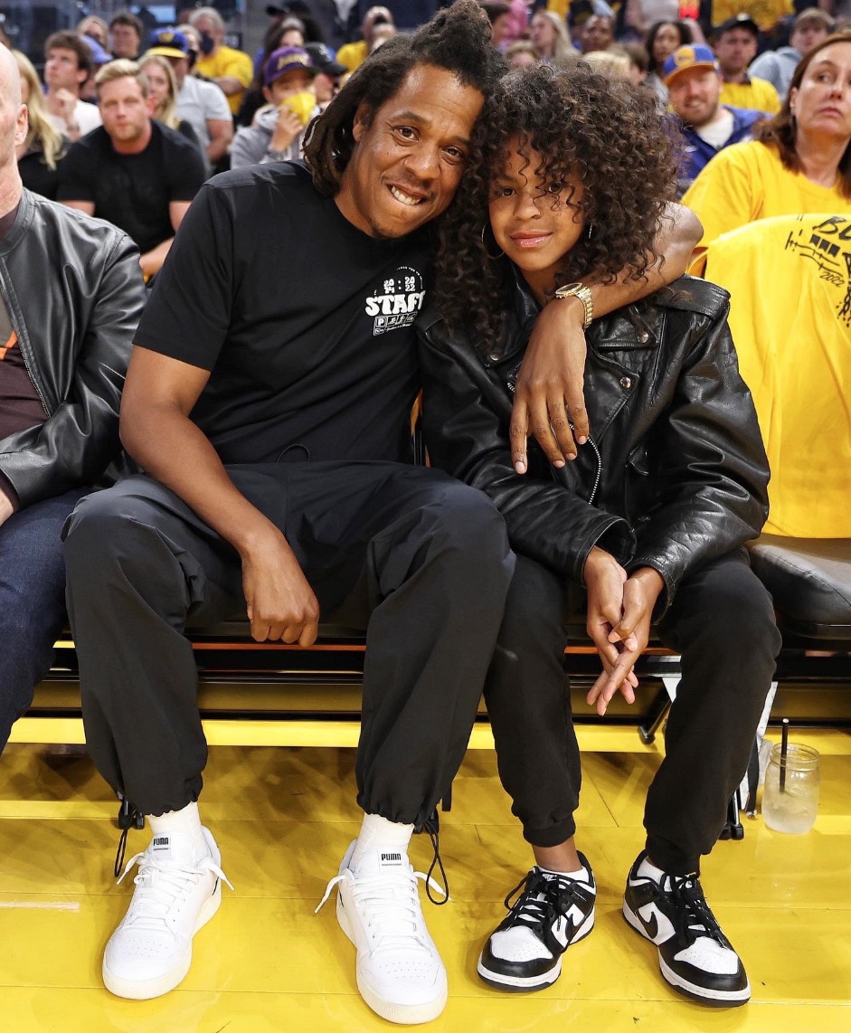 Blue Ivy surge em jogo da NBA e impressiona por semelhança com Beyoncé