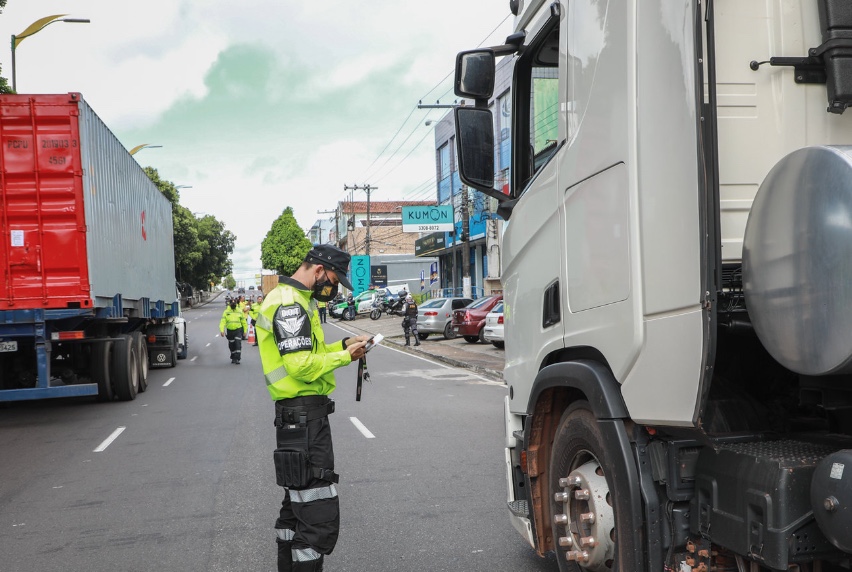 Caminhões são multados em operação em Manaus