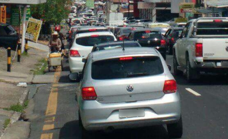 Avenida no Centro de Manaus é interditada para obras de drenagens e esgotos