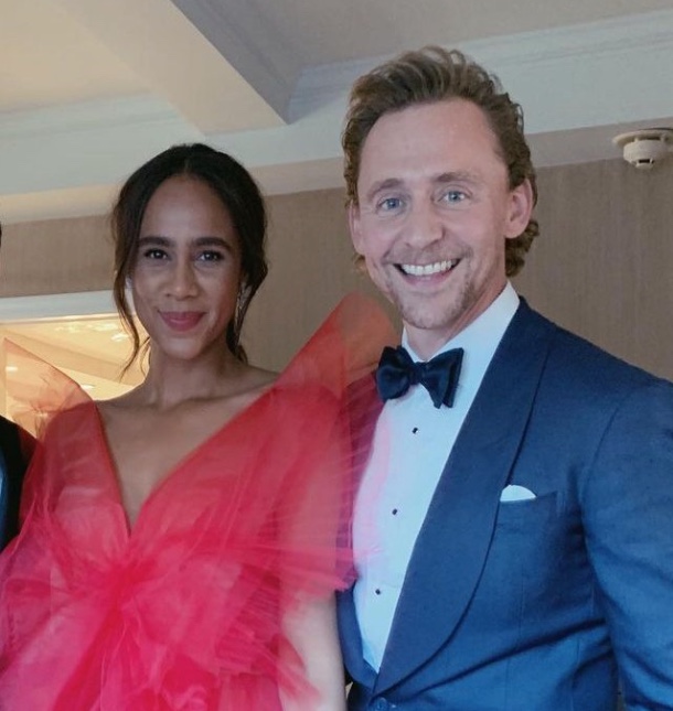 Tom Hiddleston confirma noivado com atriz Zawe Ashton