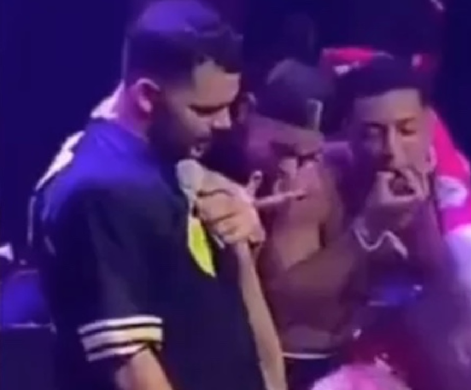 Pabllo VIttar dá mordidinha em parte íntima de Pedro Sampaio