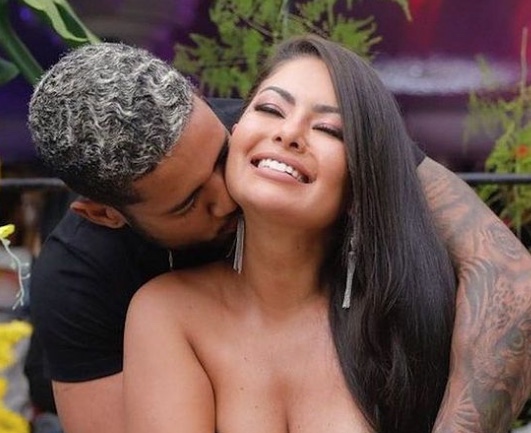 Viúvo de Paulinha Abelha faz tatuagem em homenagem à cantora