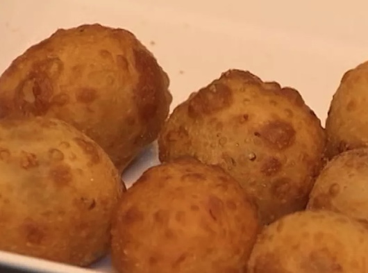 Mulher é envenenada por 'amiga' com bolinhos de carne e tem casa roubada