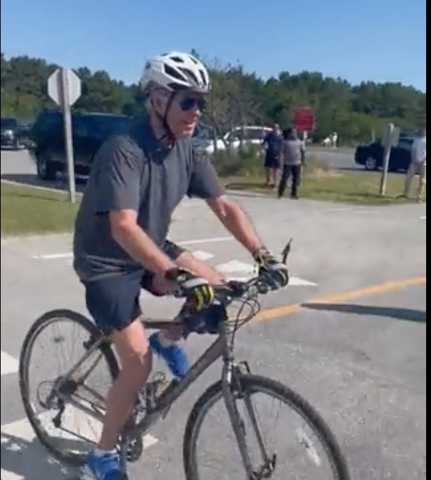 Presidente dos EUA Joe Biden cai de bicicleta durante passeio; vídeo