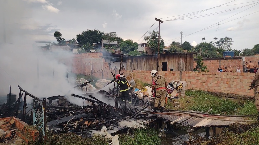 'Não estava acreditando' diz idoso que perdeu tudo em incêndio em Manaus 
