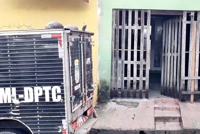 Jovem nota ausência de irmão e o encontra morto dentro de casa em Manaus