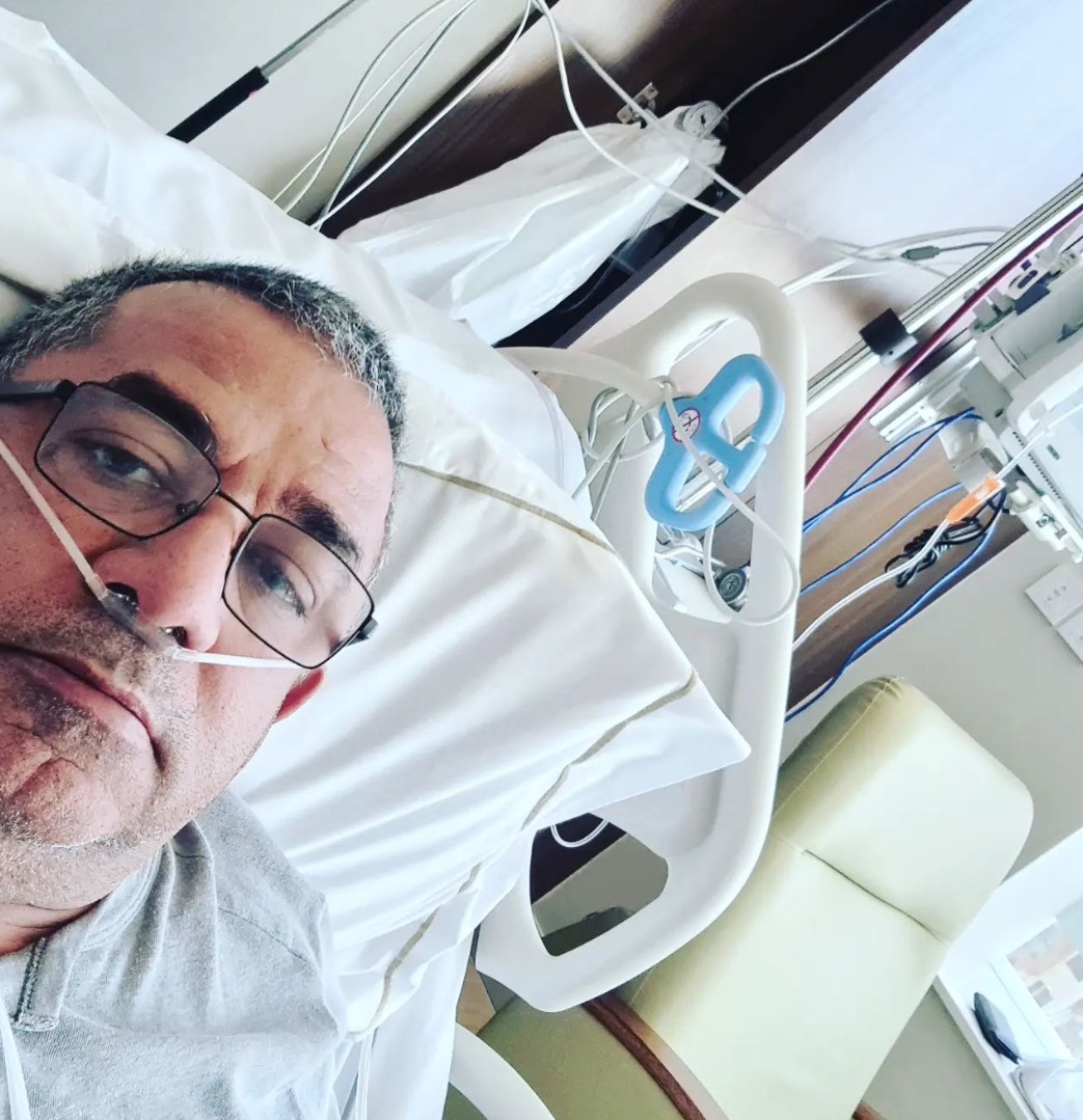 Após AVC e câncer, pai de Anitta pega Covid e volta a ser internado