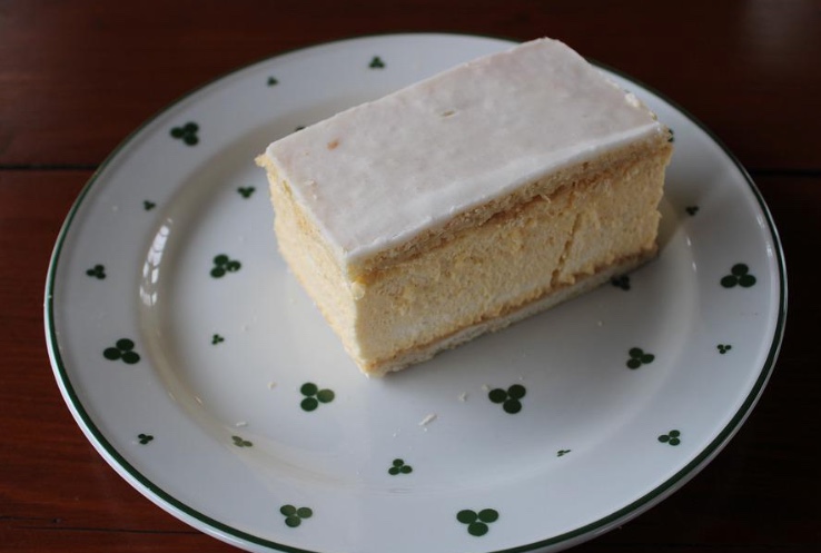 Travesti agride e esfaqueia ‘amiga’ após briga por fatia de bolo 