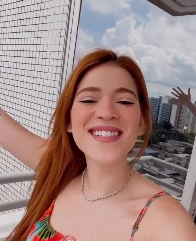 Ana Clara chega a Manaus e exalta Festival de Parintins; vídeo