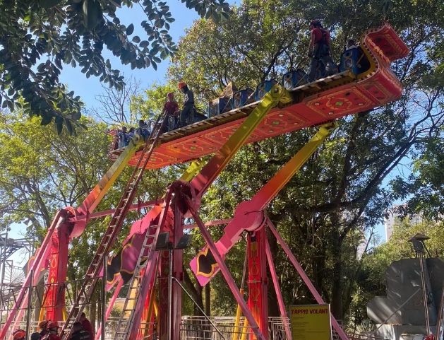 Crianças ficam presas em brinquedo em parque de diversões; veja