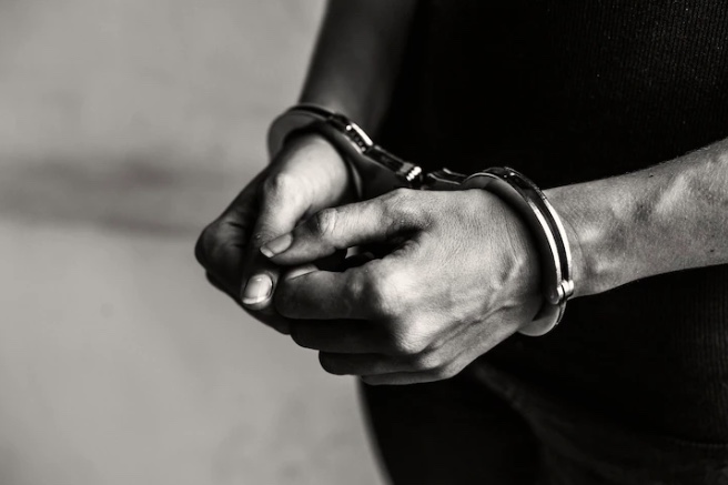 Jovem de 20 anos que armou emboscada para mototaxista é presa em Manaus 