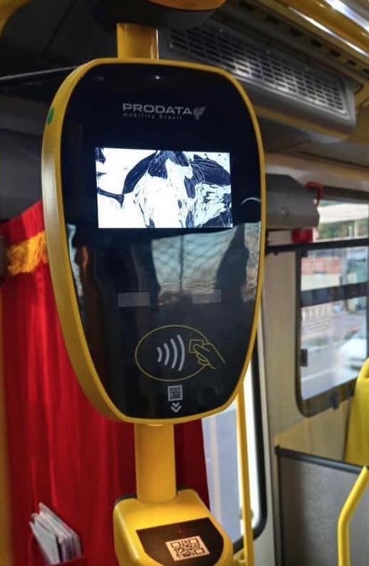 Passageiro quebra validador em ônibus e ameaça cobradora em Manaus 