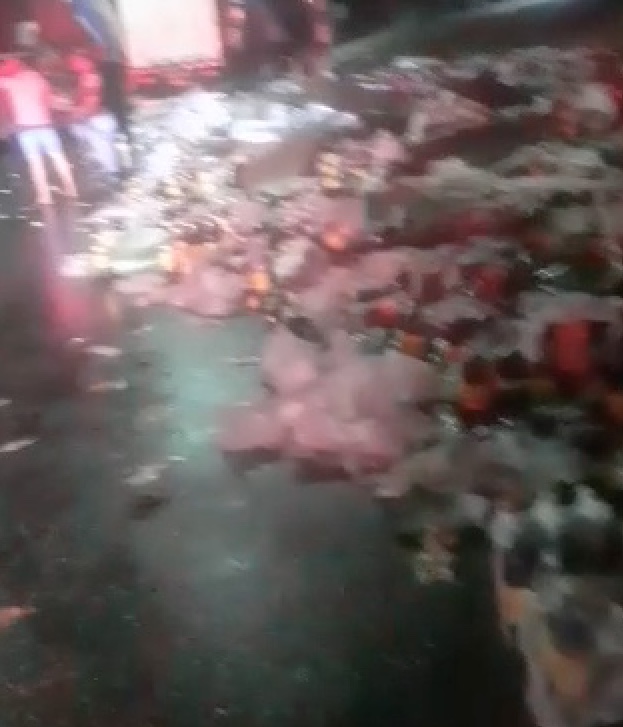 Carreta com refrigerantes tomba em rotatória de Manaus