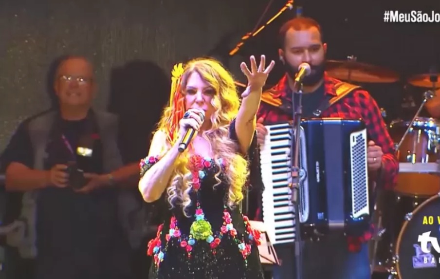 Elba Ramalho interrompe show após gritos contra Bolsonaro; vídeo