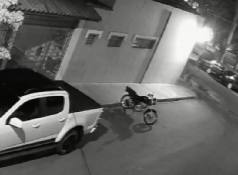 Fantasma? Vídeo mostra moto andando sozinha e assusta moradores