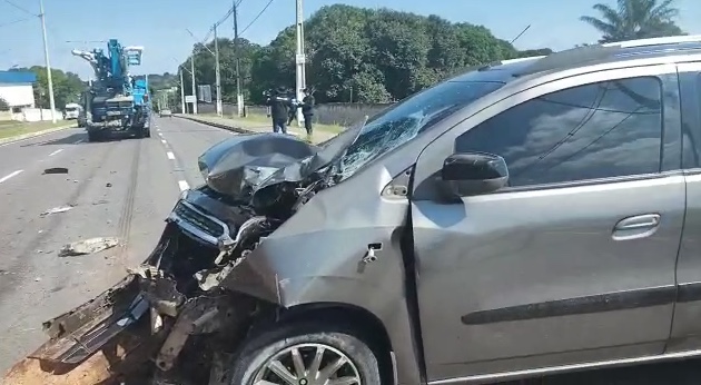 Carro fica destruído em acidente com caminhão em Manaus