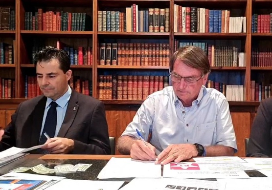 Em live, Bolsonaro não fala de escândalo na Caixa e ataca Lula