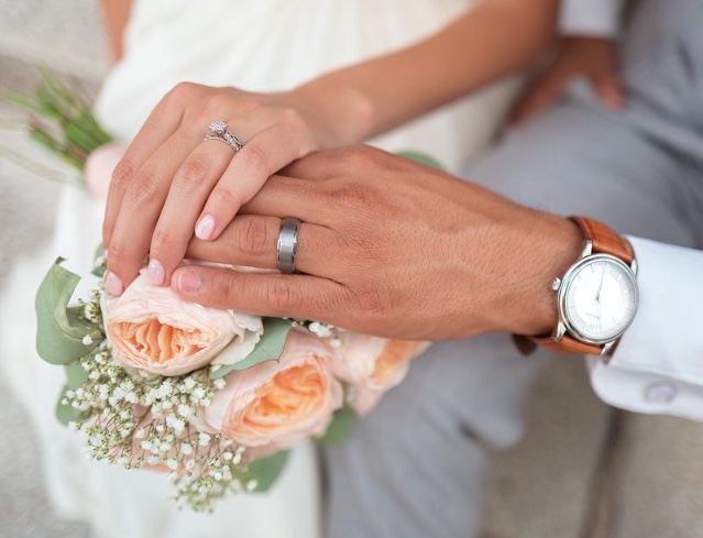 Número de mulheres que adotam sobrenome do marido cai 43% no Amazonas 