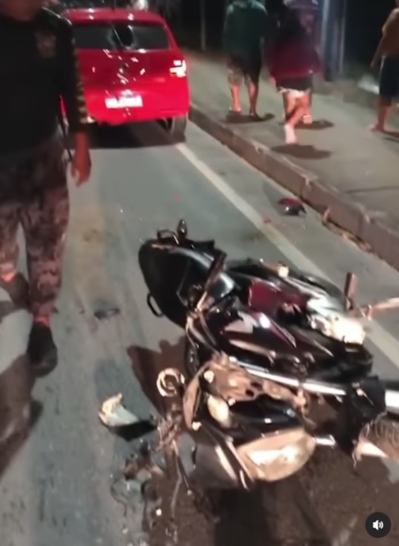 Moto fica destruída em acidente com carro na Avenida das Torres, em Manaus