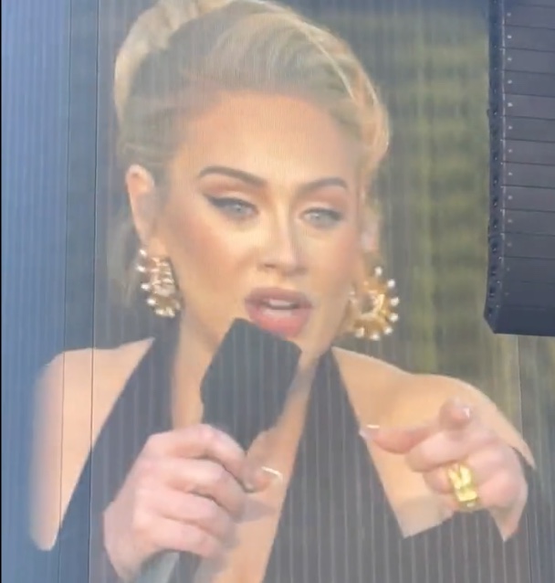 Adele dispara 'Fora Bolsonaro' durante show em Londres; vídeo