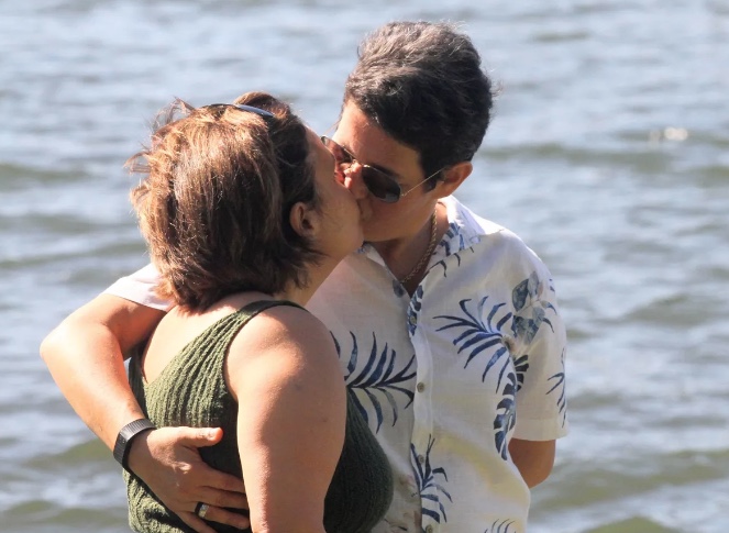 Claudia Rodrigues e Adriane Bonato são clicadas trocando beijos em lagoa