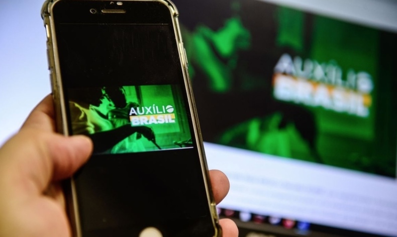 Cartão do Auxílio Brasil começa a ser entregue; veja quem receberá
