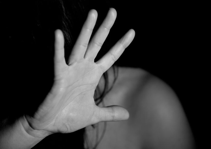 Mulher apanha do marido por colocar pouco sal em macarrão 