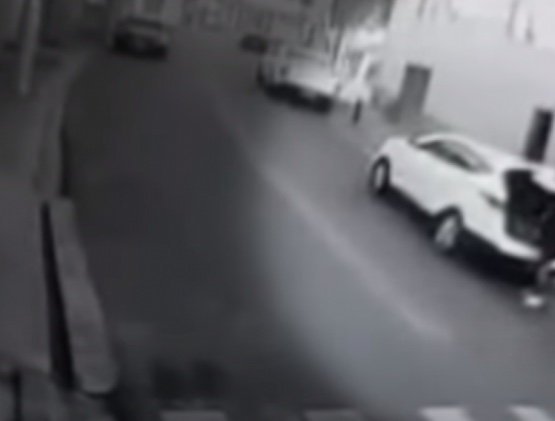 Mulher é flagrada jogando recém-nascido em caçamba de lixo 