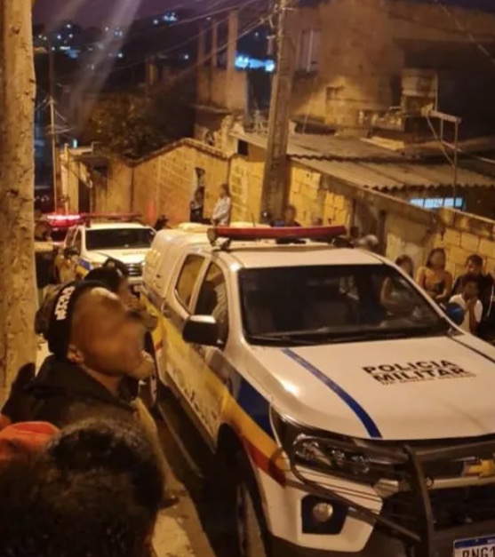 Gêmeos de 1 ano morrem esmagados por fogão; Mãe é presa