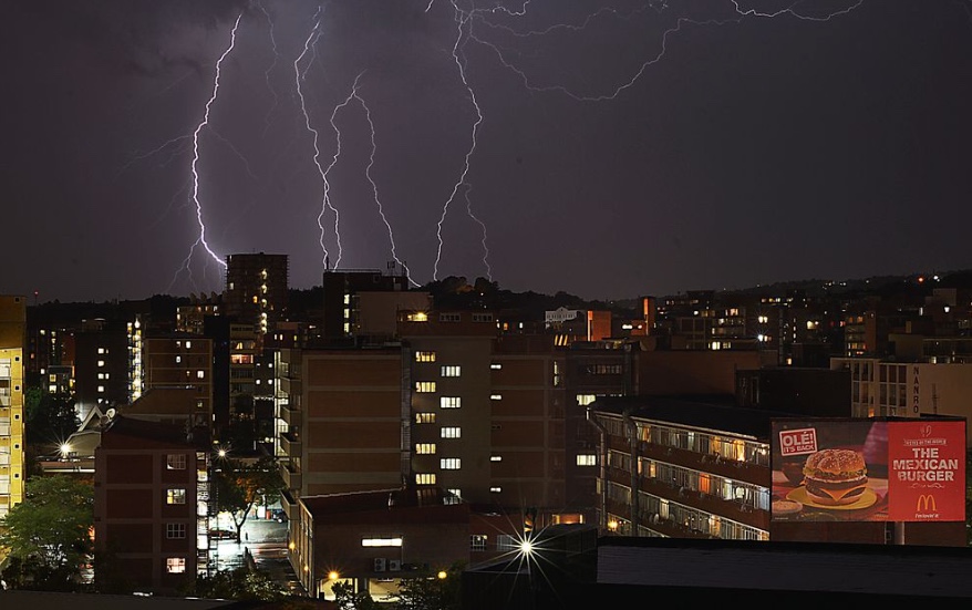 Marido de atriz de 'One Tree Hill' morre ao ser atingido por raio