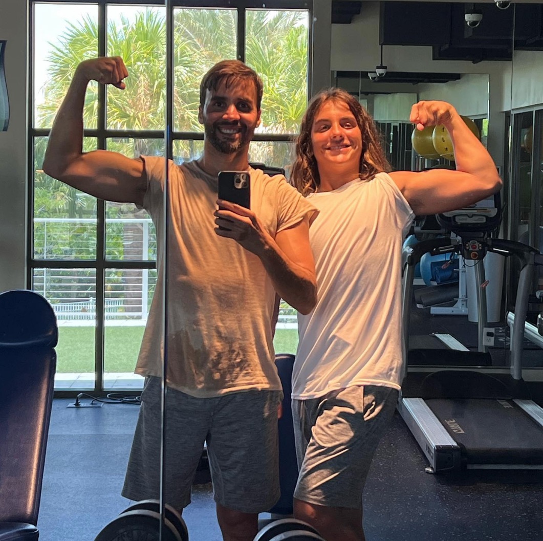 Aos 12, filho de Ivete Sangalo surge musculoso ao lado do pai na academia 
