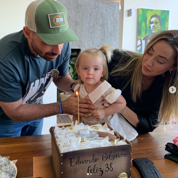 Eduardo Bolsonaro comemora 38 anos com bolo decorado com revólver