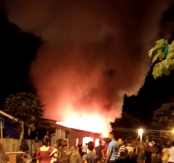 Moradores se unem para apagar incêndio em casa no interior do Amazonas