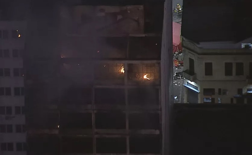 Após mais de 33 horas, incêndio ainda atinge prédio em São Paulo