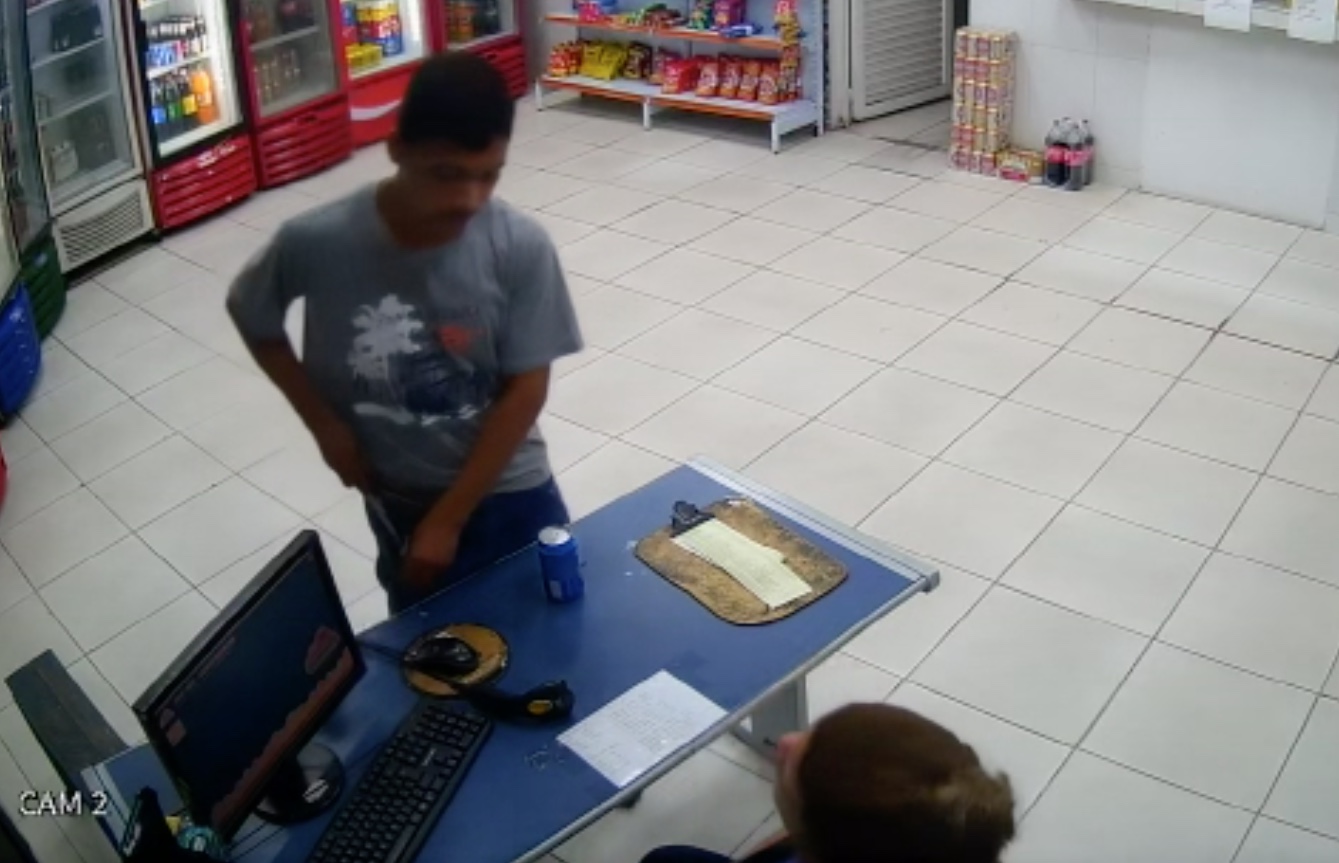 Homem rende mulher com faca e assalta loja de conveniência em Manaus; vídeo