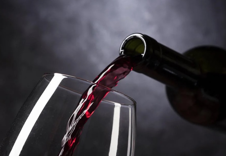 Justiça nega indenização a passageira impedida de beber vinho em voo