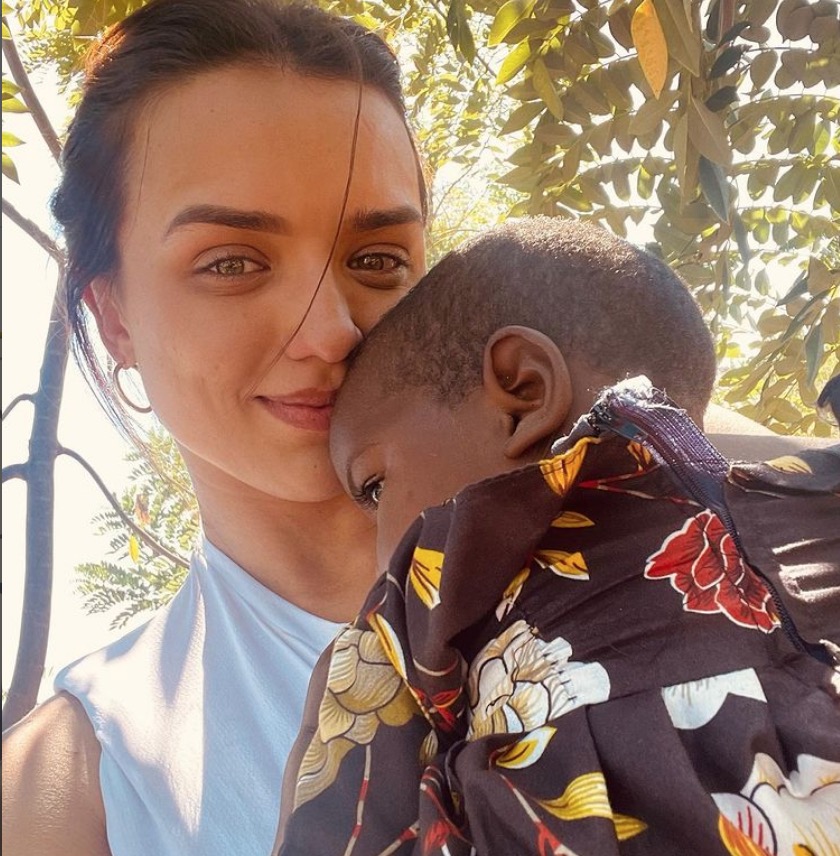 Rafa Kalimann contrai malária durante trabalho humanitário em Moçambique