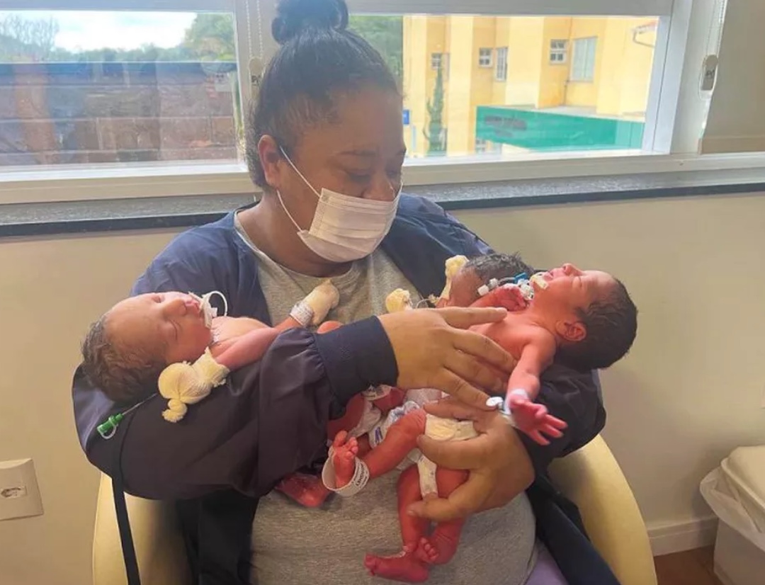 Mulher entra em choque ao dar à luz a trigêmeos 10 meses após ter gêmeos