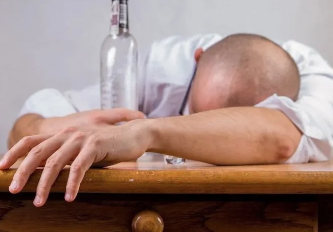 Consumir álcool em excesso leva à morte? Especialista explica risco