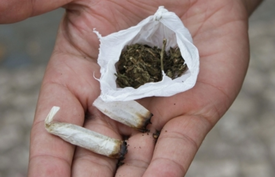 Homem é flagrado arremessando drogas para dentro de delegacia no Amazonas