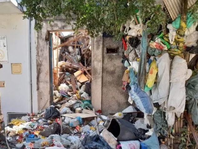 Catador é encontrado morto debaixo de entulhos que acumulava há 30 anos
