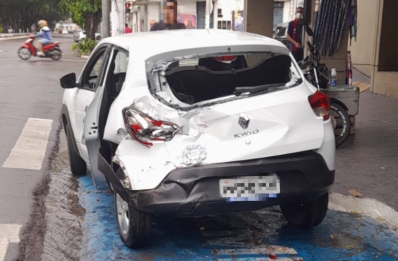 Carro fica destruído em acidente com micro-ônibus em Manaus