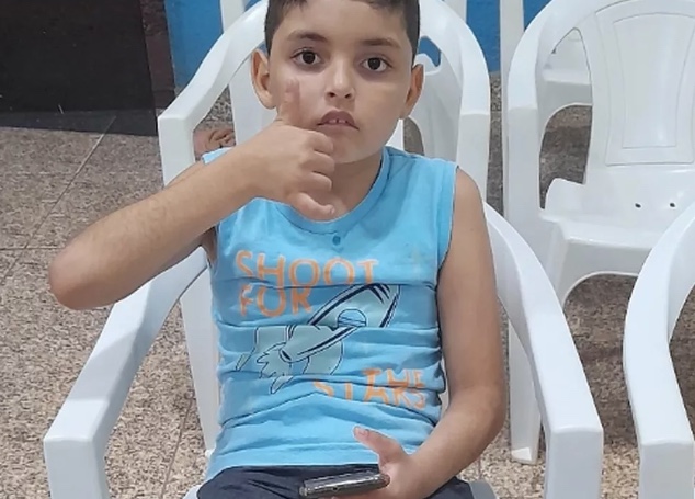 Menino de 8 anos perde a perna e sofre queimaduras ao ser atingido por fio elétrico