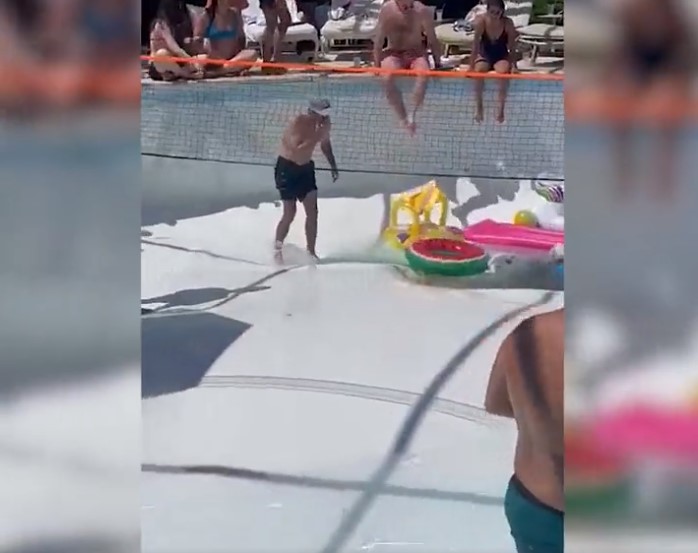 Homem morre após ser sugado por cratera que se abriu em piscina; vídeo